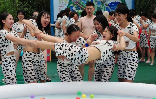 杭州百名辣媽穿奶牛比基尼潑奶