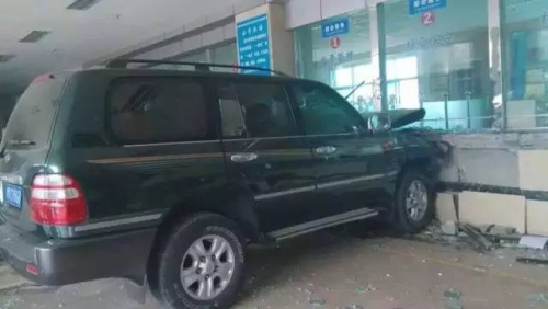 河南一越野車開進(jìn)國稅局大廳