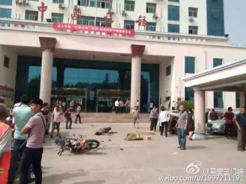 河南一越野車開進(jìn)國稅局大廳