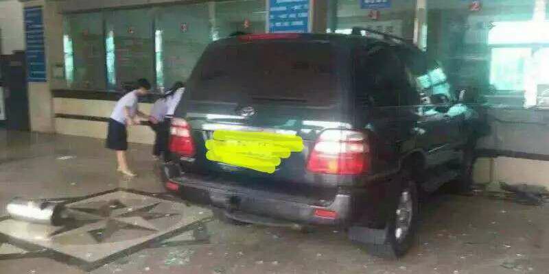 河南一越野車開進(jìn)國稅局大廳