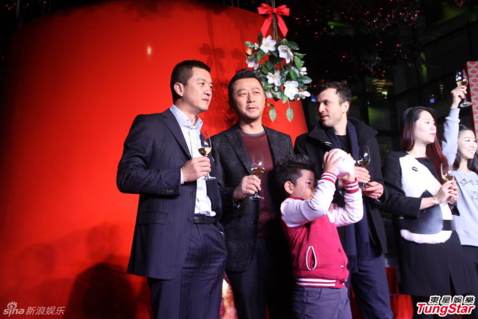 李亞鵬、郭濤父子相活動