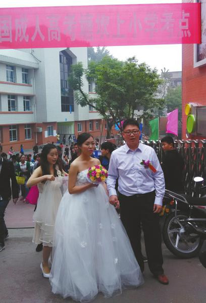 新郎向剛考完試的新娘送上鮮花。