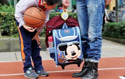 10月28日，記者對成都市某小學(xué)學(xué)生的書包進(jìn)行稱重，該學(xué)生書包的重量為7.8公斤