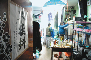 寢室門上的招貼表達了學生們的愿望，其實不逃課、少逃課才是不掛科的保證