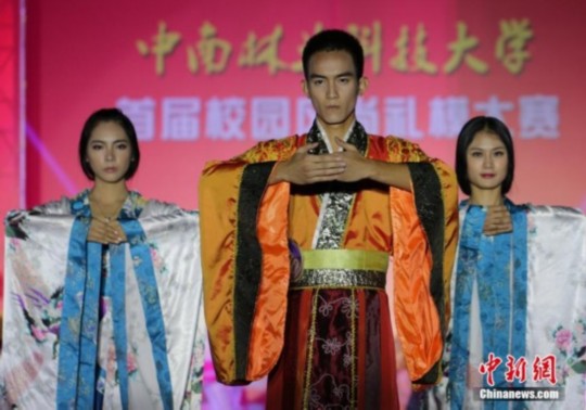 ?；ㄐ２萃_示范中華禮儀 展現(xiàn)漢服風(fēng)采