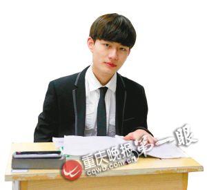 穿上正裝的女生更優(yōu)雅成熟了；男生常常被女生夸獎(jiǎng)長得帥。