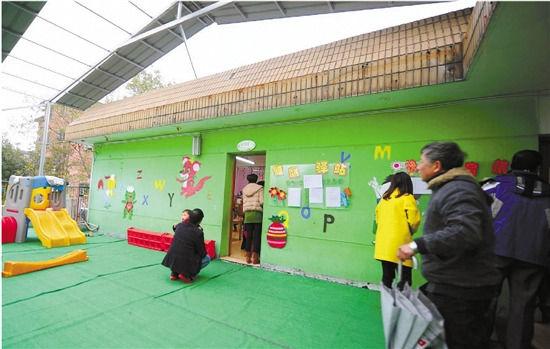因?yàn)榕卵b修后的氣味影響孩子的健康，包括小葉在內(nèi)，很多家長(zhǎng)找到園方，要求換教室.