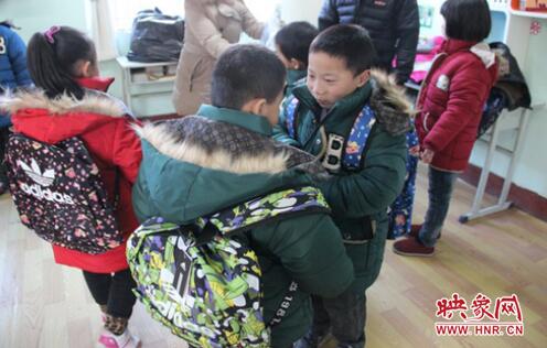 看，咱們的衣服一樣