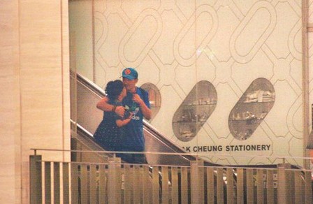 林憶蓮與小男友逛街吃飯，當(dāng)街摟抱親熱熱情如火。