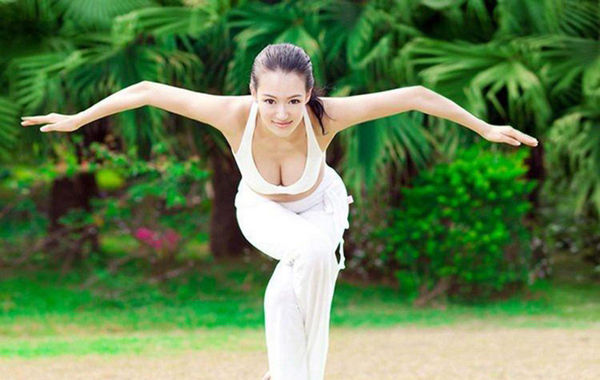 　圖為瑜伽教母性感寫真。