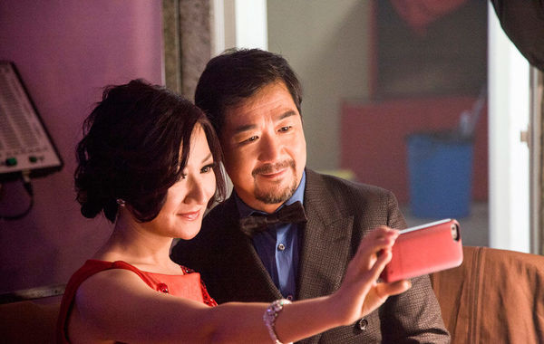 在主持晚會期間，張國立還與同場的女主持自拍合影。