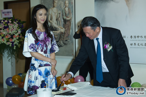 湯唯出席父親湯余銘的“世界文化遺產繪畫展”站臺