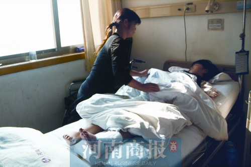 14歲的小美躺在病床上，左腿摔傷的部位還纏著繃帶