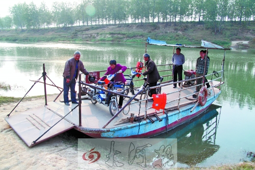 18年來，盛衛(wèi)川堅(jiān)持每日如此，為河兩岸的人擺渡。