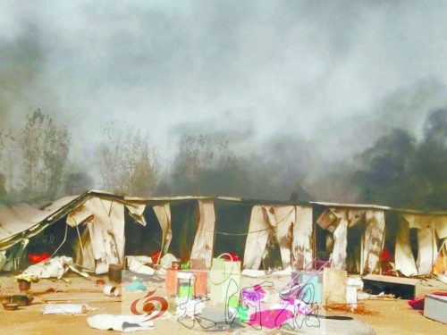 火勢(shì)蔓延前村民從屋內(nèi)搬出的冰箱、桌子等物品