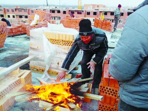 在俄羅斯工地打工時(shí)，因?yàn)樘焯?，工人不得不在工地生火取暖。（圖由方先生提供）