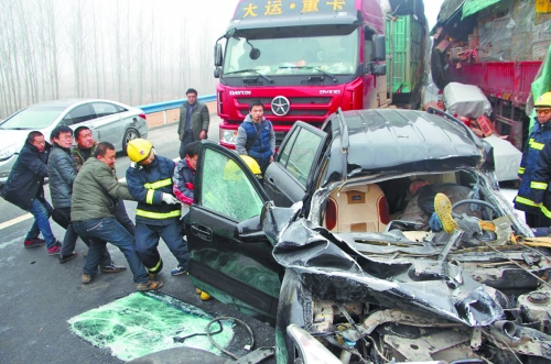 現(xiàn)場(chǎng)慘不忍睹，眾人合力施救。