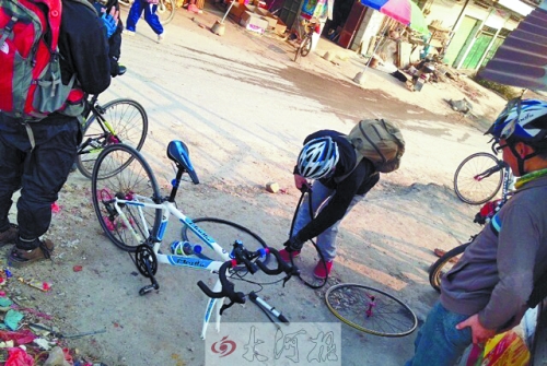 運氣不好，十分鐘被扎了兩次胎，只能自己修車。