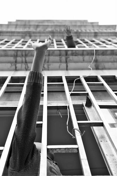 聽到聲音小哥倆就在窗戶邊集合，不聚不散。