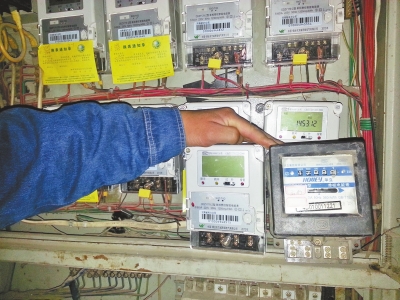 　跟智能電表（左）相比，老式機(jī)械電表（右）就像個(gè)“老古董”。