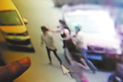 寶馬女因停車費(fèi)糾紛毆打6旬老人 事后發(fā)毒誓稱沒打人 寶馬女因停車費(fèi)糾紛毆打6旬老人 事后發(fā)毒誓稱沒打人