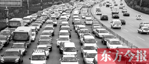 21日，鄭州市中州大道，大量擁堵的汽車將寬寬的道路變成“停車場(chǎng)”