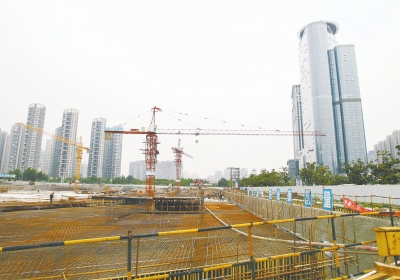 中州大道與金水東路東北角，正在建一座大型停車場(chǎng)。