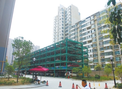 商城路與英協(xié)路交叉口附近的濱河綠苑小區(qū)內(nèi)，剛剛建好一個(gè)立體停車場(chǎng)。