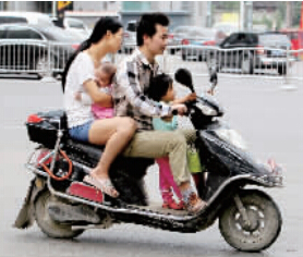 帶著孩子騎電動(dòng)車，安全一定要放在第一位。