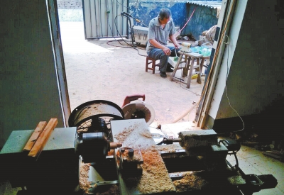 前邊是加工珠子的小車床,后邊正在拋光珠子。