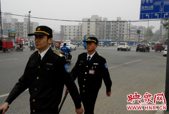 每天，老王的工作就是在火車站附近巡邏