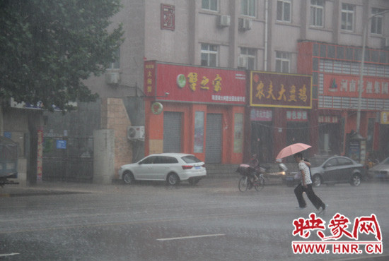 在雨中狂奔的行人 在雨中狂奔的行人