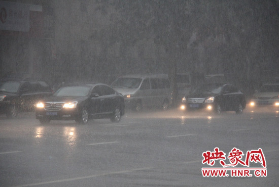 雨幕中的汽車(chē)已經(jīng)模糊起來(lái) 雨幕中的汽車(chē)已經(jīng)模糊起來(lái)