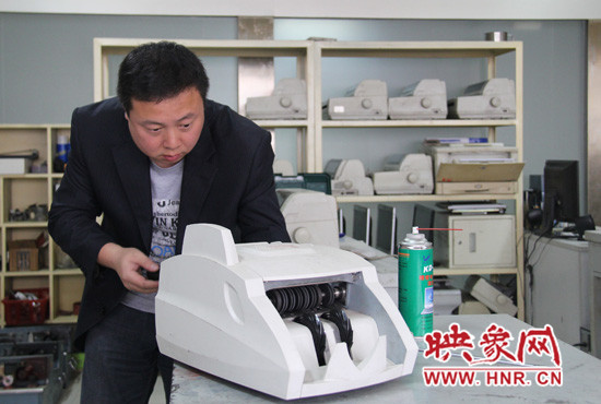 陸涌每天的工作就是和機器“談心”、發(fā)現(xiàn)故障、修好它們。