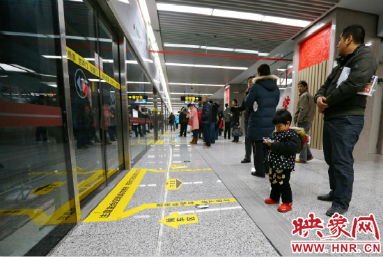 小朋友在等候區(qū)內(nèi)等待地鐵。