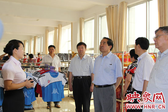 與會領導實地考察林州基層慈善組織建設情況