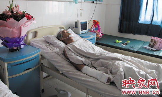 梁亮顱骨骨折、右胳膊肌腱被砍斷,手指受傷。