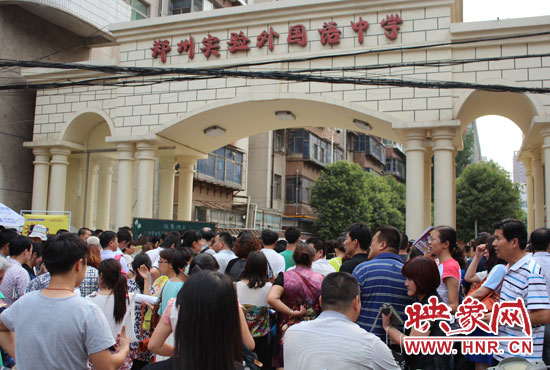 考試快結(jié)束時，陪考的家長涌入學(xué)校接孩子。