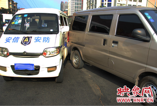 兩輛面包車也被牽連。