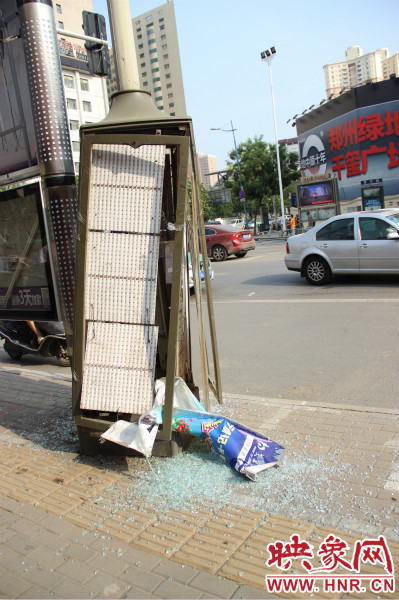 路旁的路燈箱已經(jīng)被肇事車輛撞碎。