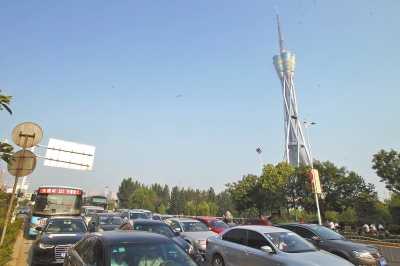 航海路中原福塔門前調(diào)頭口被封閉，等待左轉(zhuǎn)調(diào)頭的車輛排起長(zhǎng)隊(duì)。