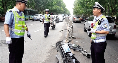 帶著車牌的車前臉留在了現(xiàn)場(chǎng)。