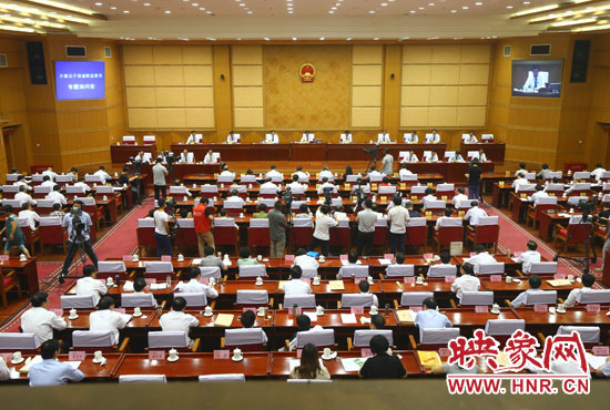 7月29日下午，河南省十二屆人大常委會第九次會議召開關(guān)于職業(yè)教育專題詢問會。