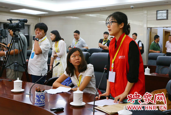 映象網(wǎng)記者就網(wǎng)友關(guān)心熱點問題向省教育廳副廳長尹洪斌提問。