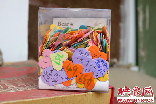 王書佳的床邊放著一個(gè)玻璃瓶子，里面是521顆紙心，是生日的時(shí)候同宿舍的朋友送給她的。