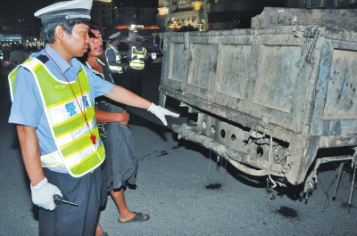 交警將闖禁行上立交橋的泔水車攔下 交警將闖禁行上立交橋的泔水車攔下