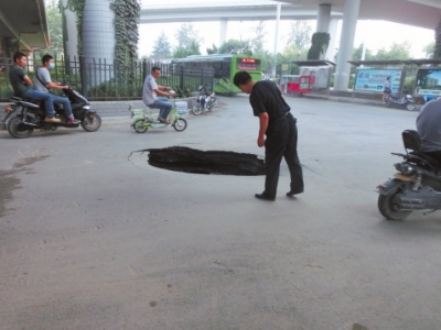 市民探頭看，大坑“深不可測(cè)”。