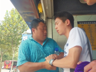 記者正查看照片，突遭藍(lán)衣男強(qiáng)搶手機(jī)。