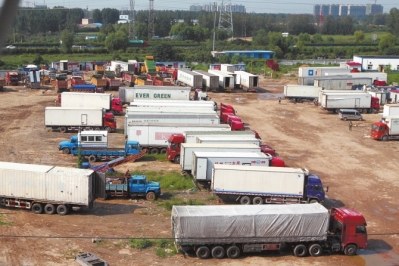 抓賭前，處警民警就藏身在這些廂式貨車內。