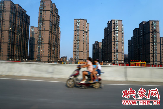 三環(huán)快速路開通后，仍有一些電動(dòng)車違規(guī)上橋。